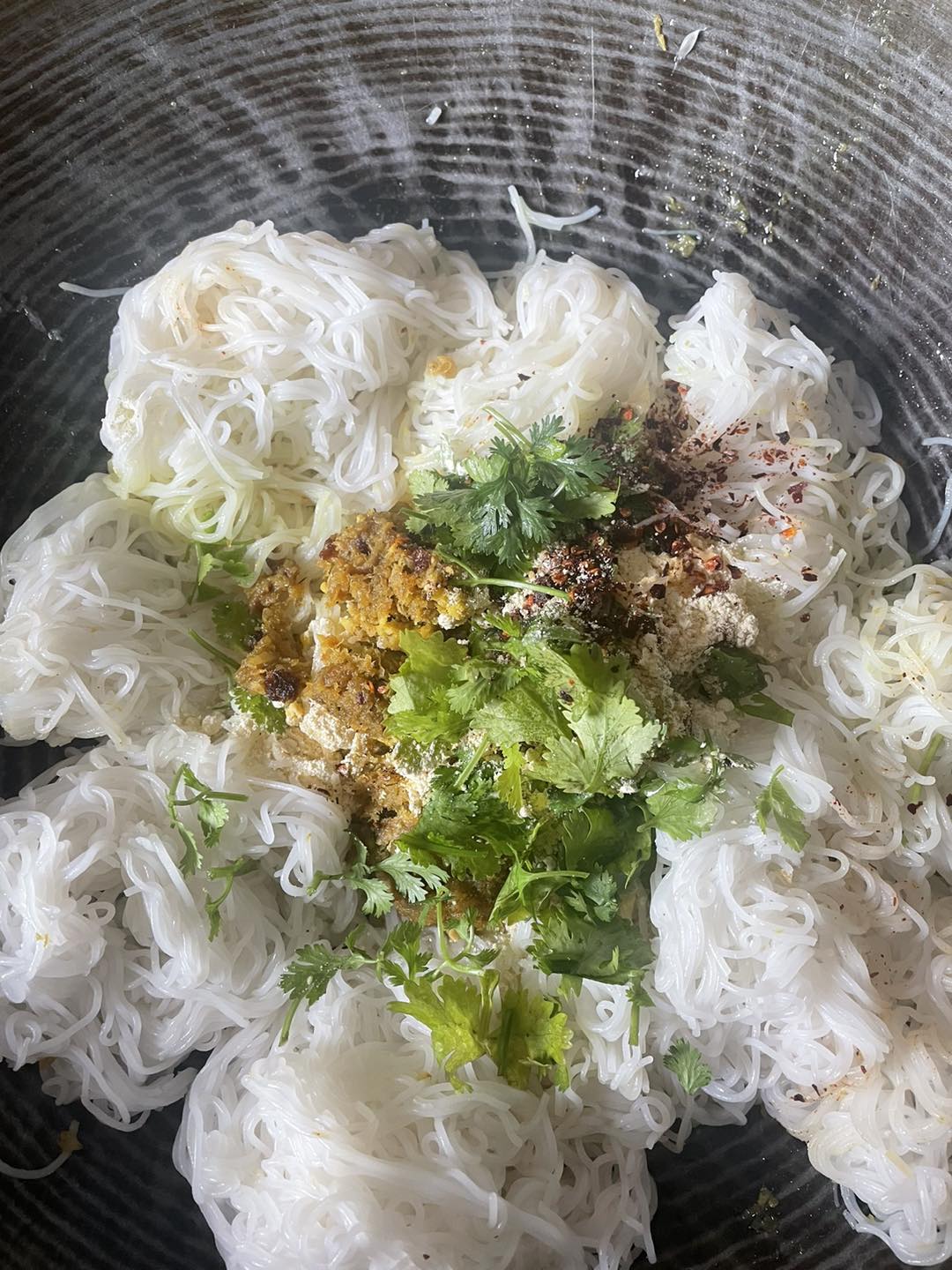 မယ့်လက်ရာ မုန့်ဖတ်အိုးလူးသုပ် ၁ပွဲစာ (၅ ထုပ်တွဲ) (200g)