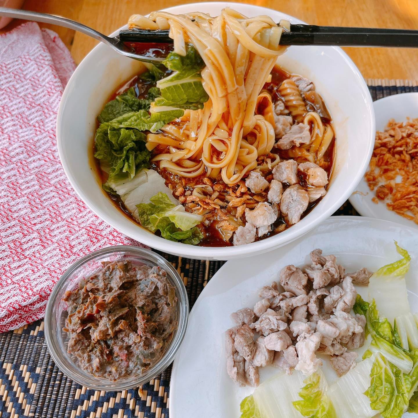 Easy Way by NooDi အသင့်ချက်ကော်ရည်ခေါက်ဆွဲ (370g)